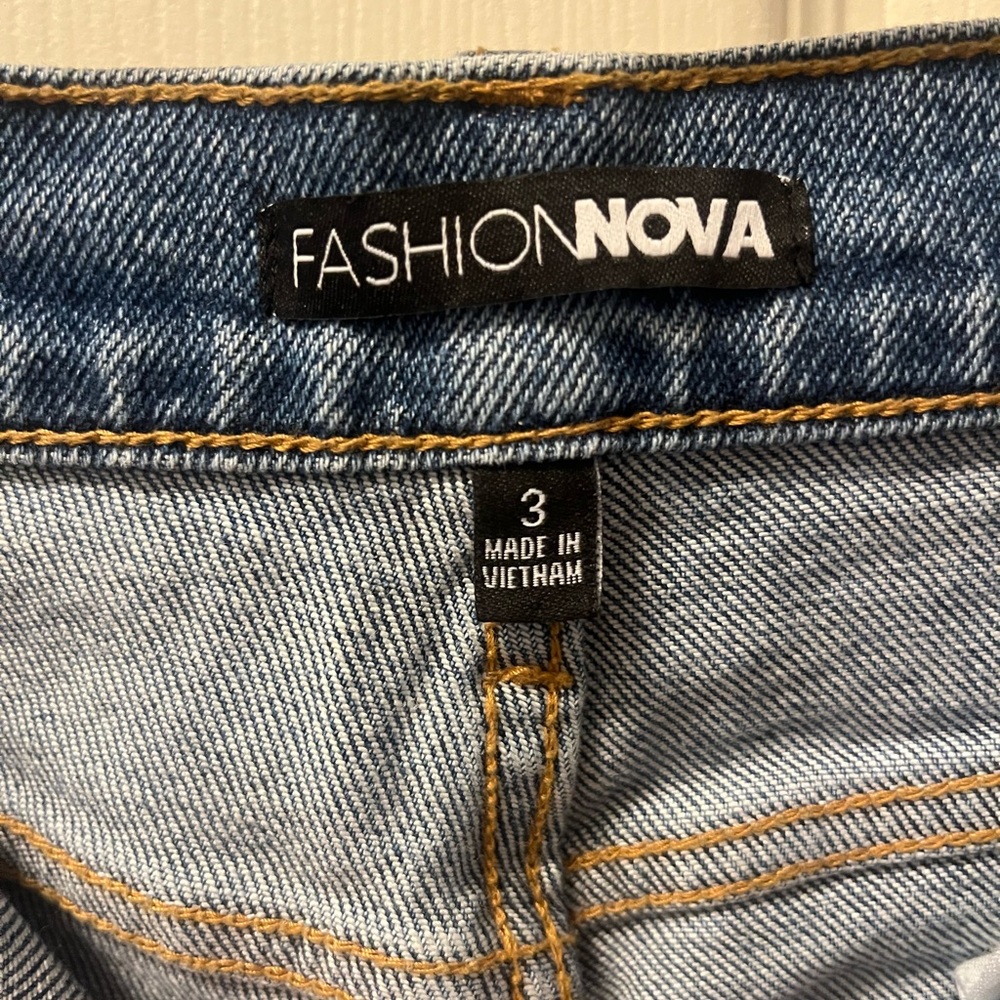 Fashion Nova Women’s Two Toned Distressed Blue Denim Jeans Sz 3 - Picture 3 of 6